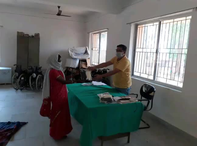 बसिया: बसिया बीडीओ सह सीडीपीओ ने आंगनबाड़ी सेविकाओं के बीच किया सुरक्षा सामग्री का वितरण #बीडीओ #सीडीपीओ