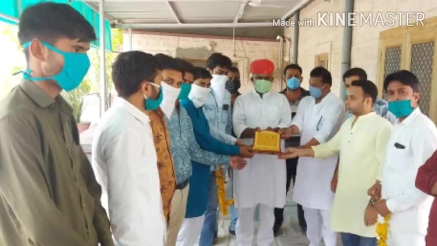 पचपदरा: यूथ कांग्रेस कार्यकर्ताओं नें पचपदरा विधायक मदन प्रजापत को किया सम्मानित #यूथ_कांग्रेस #विधायक