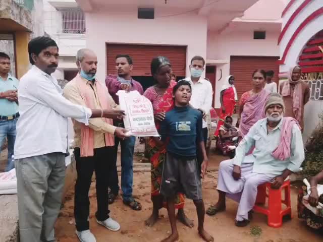 जरीडीह: आरालडीह पंचायत में सांसद चन्द्र प्रकाश चौधरी ने जरूरतमंदों के बीच किया राहत सामग्री वितरण #सांसद #राहत_सामग्री