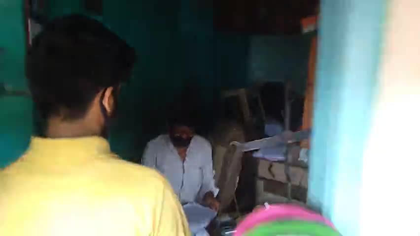 जगदीशपुर: त्रिमूर्ति चौक मंदिर के पास अनाज बांटने के दौरान लगा लंबा भीड़ जो बिना मास के नजर आए  #SPT #Trimurti #silk_public_tv