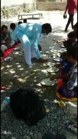 मैरवा: राजद नेता व पूर्व मुखिया हरेन्द सिंह के द्वारा प्रवासियों के बीच किया जा रहा खाद्य समाग्री का वितरण #पूर्व_मुखिया #लॉकडाउन