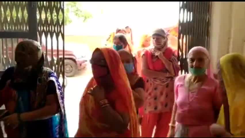 बाड़मेर: हिंगलाज नगर में पानी की भारी किल्लत, दर्जनों महिलाओं ने एकत्रित होकर जलदाय विभाग के आगे धरना देकर दिया ज्ञापन #जलदाय