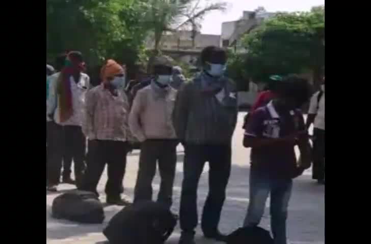 गोमिया: गोमिया के स्वांग में बाहरी राज्यों से आए प्रवासी मजदूरों को जांच कर किया गया क्वॉरेंटाइन #क्वारंटीन #प्रवासी