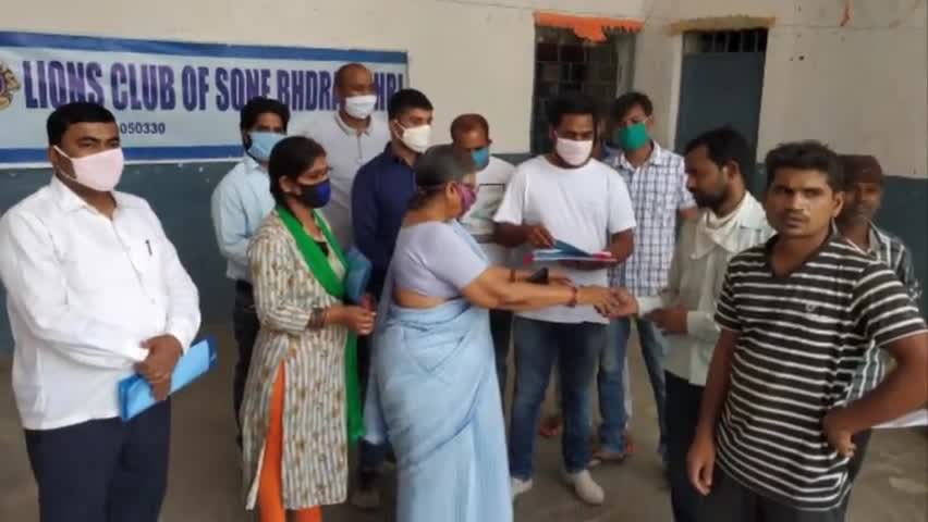तिलौथू: तिलौथू में लायंस क्लब के द्वारा बाहर से आ रहे प्रवासी मजदूरों के बीच किया गया मास्क का वितरण #लायंस_क्लब #प्रवासी_मजदूर