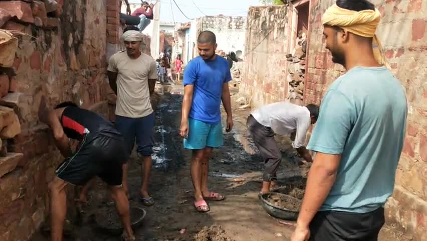 रूपवास: ग्राम सज्जनवास में नवयुवकों ने मिलकर की गंदी गलियों की सफाई।#swachbharatabhiyan