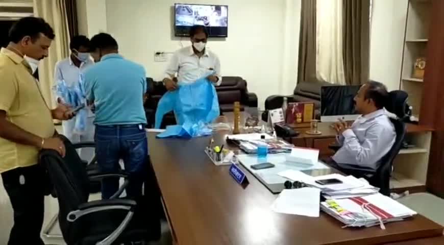 गुना: मुंबई की संस्था ने गुना जिला प्रशासन को भेंट की 100 पीपीई किट #पीपीई