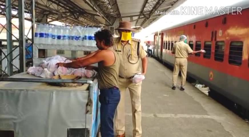 सैदपुर: औड़िहार आरपीएफ ने श्रमिक स्पेशल ट्रेनों में बंटवाई राहत सामग्री #आरपीएफ #श्रमिक_स्पेशल_ट्रेन