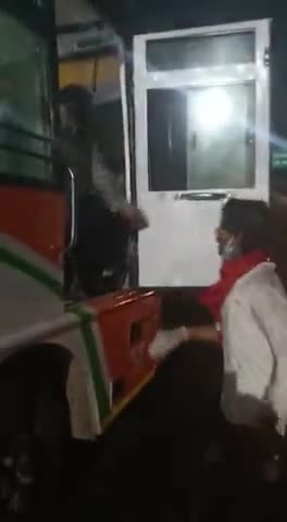 बस्ती: एक बार पुनःआज #दसवें_दिन भी निरंतर बस्ती रेलवे स्टेशन पर प्रवासी मजदूर की सेवा में
जनता सेवक- कुलदीप अग्रहरि उर्फ़ ओमी