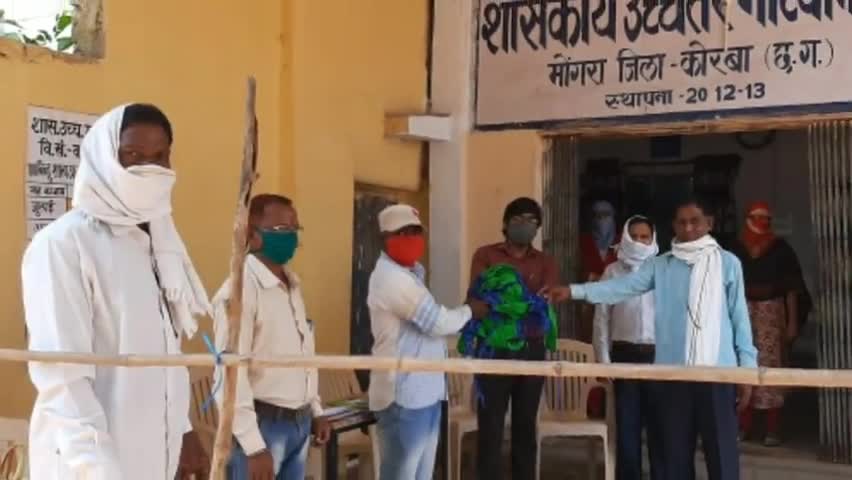 कटघोरा: मोंगरा क्वारेंटाइन सेंटर में माकपा और किसान सभा ने मास्क और हरी सब्जियों का किया वितरण #माकपा #किसान_सभा