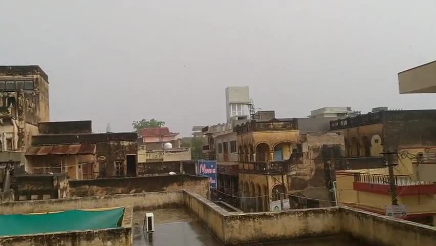 चूरू: चूरू  में हुई तेज बरसात बरसात की वजह से दुपहिया वाहन डूबे पानी के अंदर 

#churu_baarish