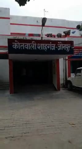 शाहगंज: शाहगंज नगर से सटे डिहवा भादी में हुई लूट के मामले में पुलिस पर लगा पीड़ित को प्रताड़ित करने का आरोप #प्रताड़ित