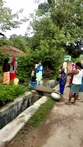 कर्रा: कर्रा में पेयजल के लिए अल सुबह से ही चापानल पर लग जाती है भीड़, लोगों को हो रही है परेशानी #पेयजल_संकट