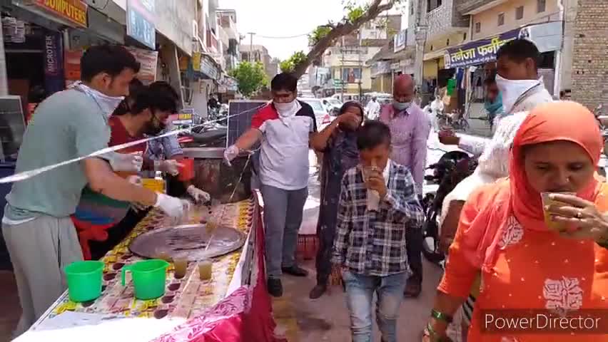 हांसी: भगत सिंह रोड मार्केट के दुकानदारों ने निर्जला एकादशी पर लोगों को पिलाया मीठा पानी #निर्जला_एकादशी #धर्म
