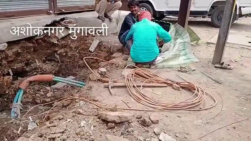 मुंगावली: नगर में नाली खुदाई के दौरान BSNL की लाइन का हो रहा है नुकसान, जोड़ने के लिए कर्मचारियों को करनी पड़ रही है मशक्कत #bsnl