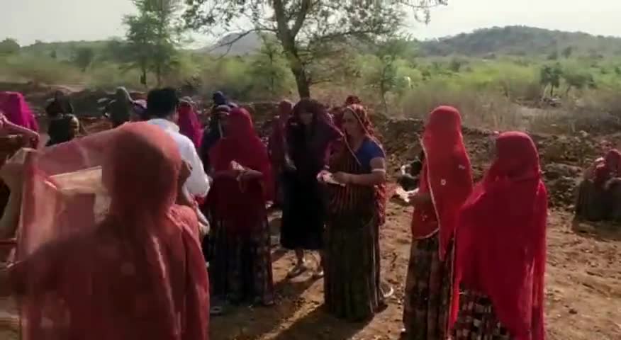 भदेसर: ग्राम पंचायत धीर जी का खेड़ा में सरपंच प्रतिनिधि ने नरेगा मजदूरों को बांटे मास्क, सोशल डिस्टेंसिंग की दी जानकारी #नरेगा