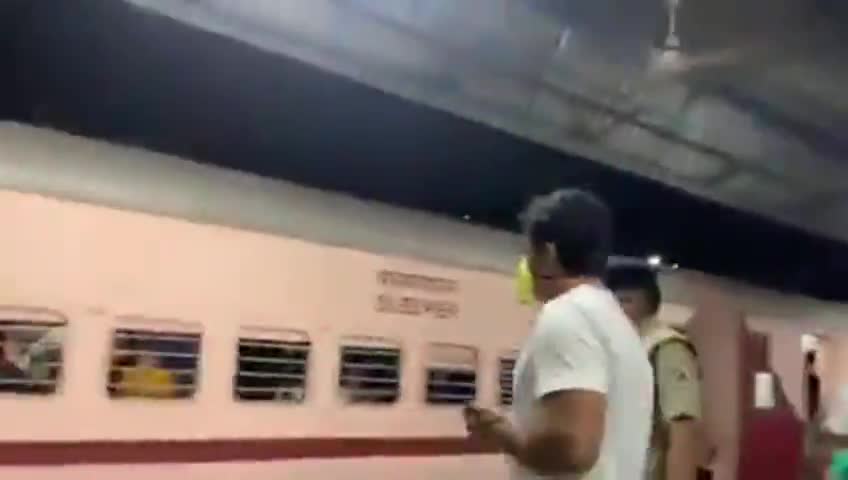 भीनमाल: #Sonu_Sood फिर बने मसीहा इस बार #Train से #प्रवसीयो को भेजा घर Thane Railway station #कोरोना #लॉकडाउन#कोरोना_वायरस