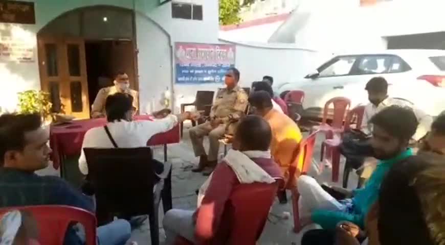 गोला गोकरणनाथ: कोतवाली में नवागत कोतवाल अनिल कुमार यादव ने पत्रकारों के साथ की चर्चा, कोरोना से बचाव को लेकर दी जानकारी #कोतवाल