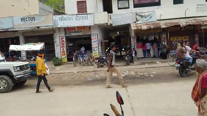 बांके बाज़ार: #Bankey bazar जूरी मुख्य द्वार को तोड़कर वाहन ले जाते हुए.
     जूरी+ बांके बाजार  मिलकर चंदा करके मुख्य द्वार को बनाया.