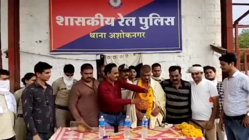 अशोक नगर: अशोकनगर जीआरपी थाने में पदस्थ एसआई के सेवानिवृत्ति होने पर थाना प्रभारी व स्टाफ ने दी विदाई #grp