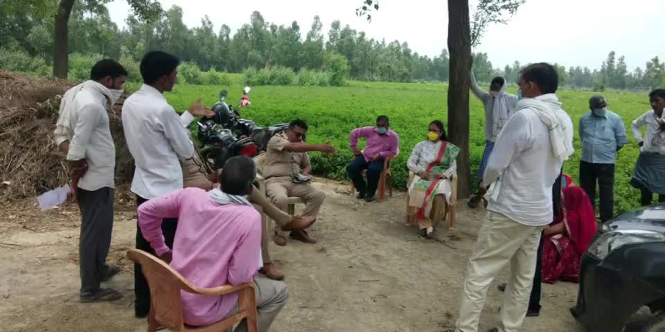 सिरौली गौसपुर: बीरबल पुरवा मजरे बघौरा में चल रहे रास्ते के विवाद का नायब तहसीलदार ने मौके पर पहुंच कर कराया निस्तारण #नायब_तहसीलदार