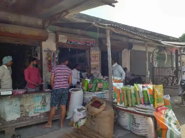 महमूदाबाद: रामपुर मथुरा क्षेत्र में बिना लाइसेंस के बीज भंडार के दुकानदार किसानों से धान के बीज में ले रहे हैं ओवर रेट #कृषि_विभाग