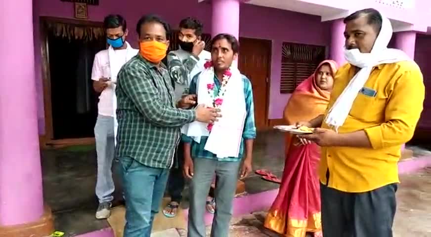 छिबरामऊ: शासन द्वारा मनोनीत सभासद ने सिकंदरपुर नगर पंचायत अध्यक्ष के आवास पर विधुत कर्मचारियों को किया सम्मानित #सभासद