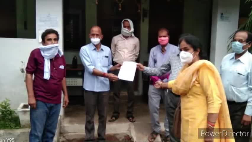 सिवनी: पालक पर शिक्षक से अभद्रता करने का आरोप, शिक्षकों ने DEO को ज्ञापन सौंप की कार्रवाई की मांग #डीईओ