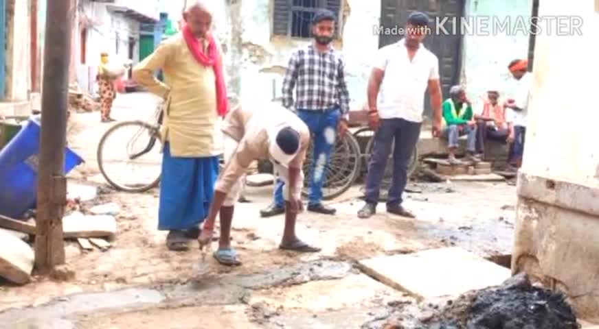 सैदपुर: सैदपुर में दुर्घटना का कारण बने सीवर के ढक्कन को सभासद ने करवाया ठीक #सभासद