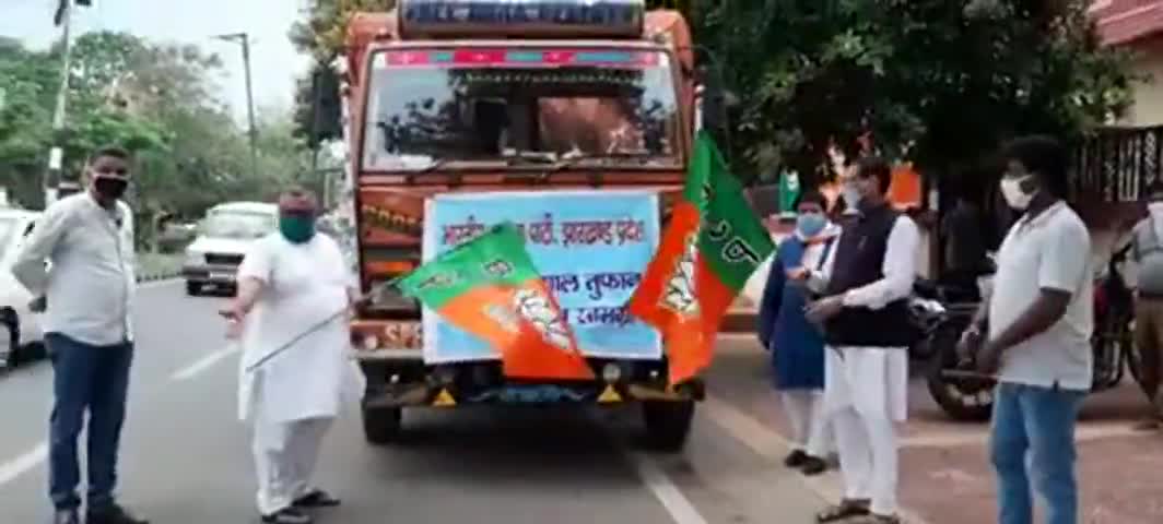 झारखंड भाजपा के प्रदेश अध्यक्ष श्री दीपक प्रकाश जी ने बंगाल में तूफान से प्रभावित लोगों के लिए अनाज भिजवाया #feedtheneedy