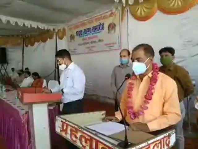 लखीमपुर: नगर पालिका परिषद के नामित सभासदों को तहसीलदार ने दिलाई पद व गोपनीयता की शपथ, सांसद भी रहे मौजूद #सभासद #तहसीलदार