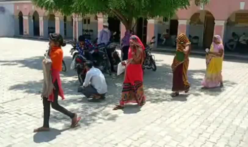 लखीमपुर: अस्पताल में ओपीडी शुरू होते ही दवा लेने व चेकअप के लिए लगी लोगों की भीड़ #ओपीडी
