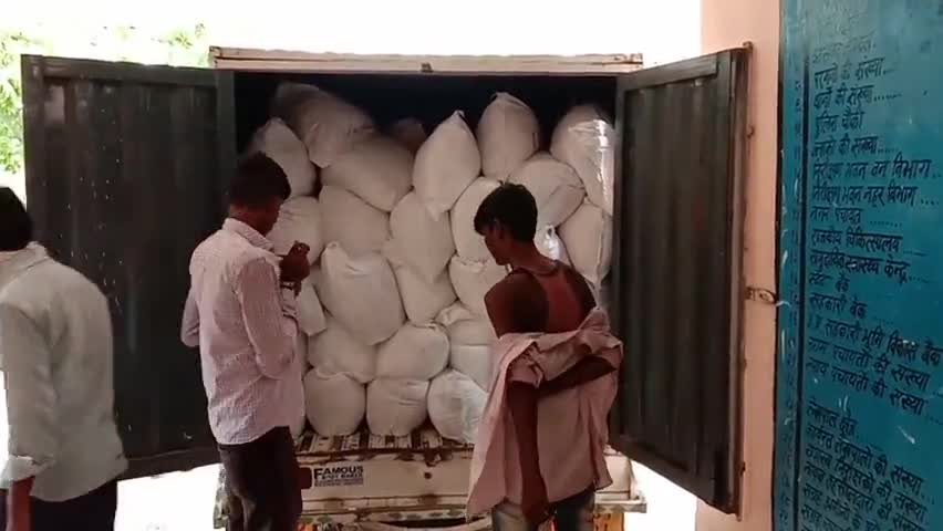बबेरू: बबेरू तहसील पर प्रवासी मजदूरों को वितरण करने के लिए प्रशासन ने मंगवाई राशन किट #राशन_किट