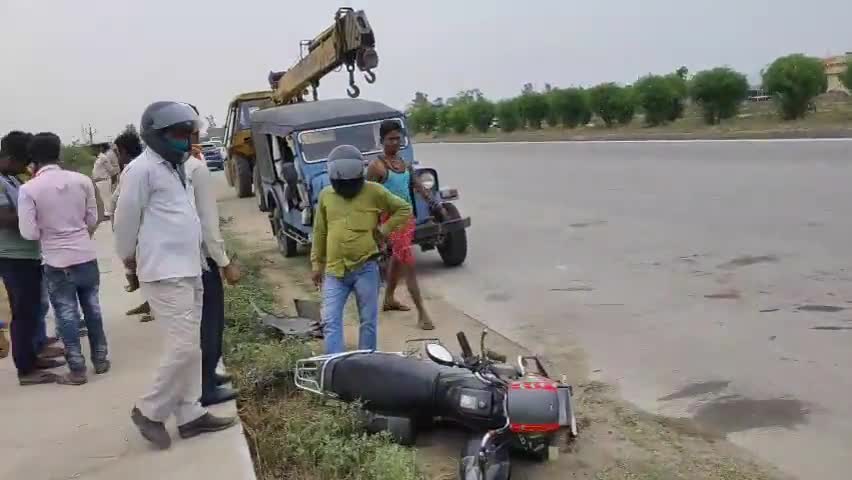 सासाराम: आज सुबह 6:00 बजे शिवसागर राष्ट्रीय राजमार्ग एनएच 2 तेज रफ्तार से आती हुई फोर व्हीलर ने एक बाइक रोंदा ।#सासाराम#शिवसागर