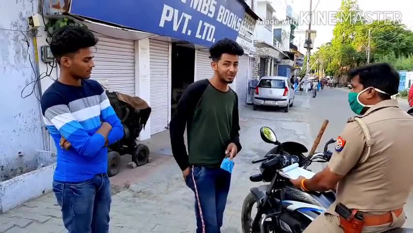 बरेली: बिना मास्क के टिकटॉक बना रहे युवकों से बिहारीपुर चौकी पुलिस ने वसूला जुर्माना #पुलिस #टिकटॉक