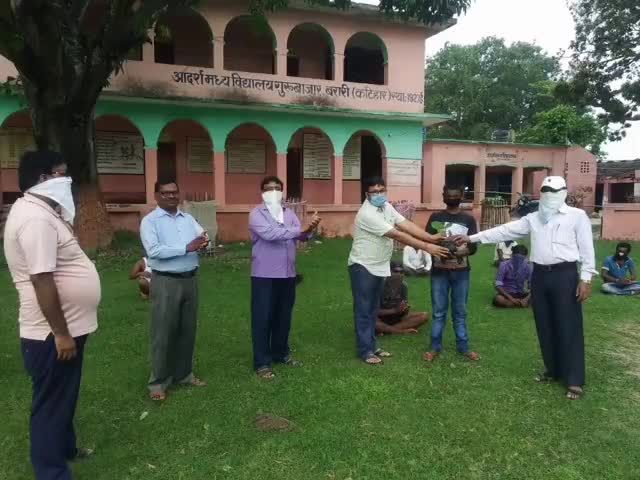 बरारी: प्रखंड क्वारेंटाइन केंद्र आदर्श मध्य विद्यालय गुरुबाजार में एक प्रवासी को पौधा देकर दी गई विदाई #क्वारंटीन