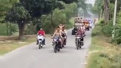 तबादला हुआ तो निकाला शाही जुलूस
उड़ाई लॉकडाउन की  धज्जियां
थानाध्यक्ष और 10 सिपाही निलंबित

#अम्बेडकरनगर  #थाना_बसखारी