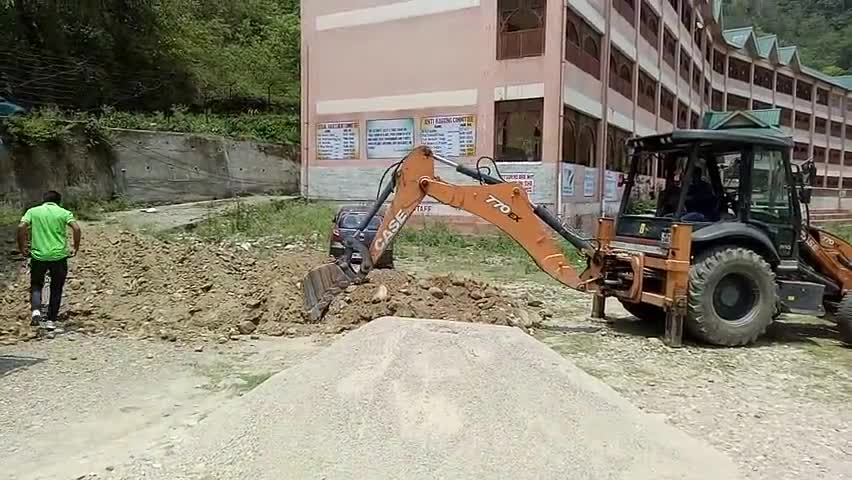 धर्मपुर: राजकीय महाविद्यालय धर्मपुर के खेल मैदान में बरसात से पहले पीडब्ल्यूडी ने किया नालियों का निर्माण कार्य शुरू #पीडब्ल्यूडी