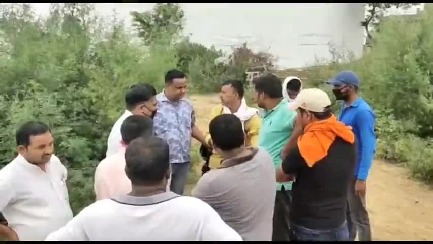 धनौरा: भानपुर रेलवे क्रॉसिंग के पास ट्रैक्टर चालकों से अवैध वसूली का स्थानीय सभासद ने किया विरोध, हुआ हंगामा #विरोध #सभासद