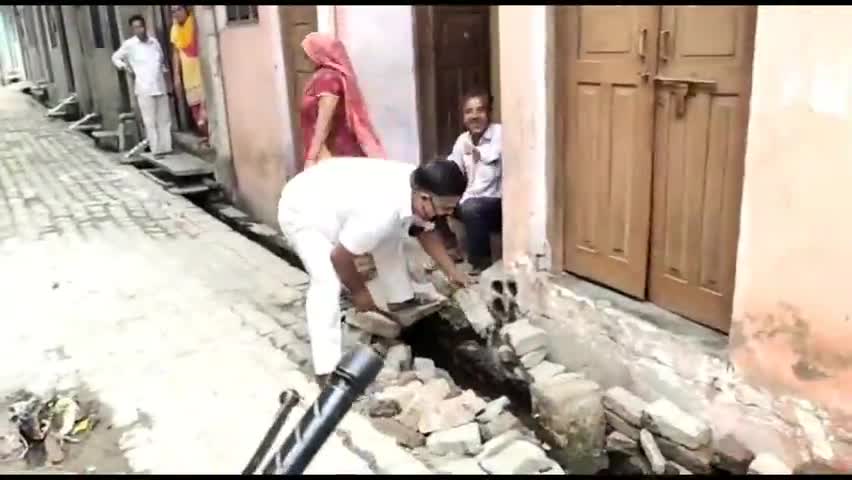 धनौरा: मोहल्ला सुल्तान नगर की सड़कें और नालिया खराब होने पर लोगों ने किया हंगामा, सभासद ने स्वयं साफ की नाली #सभासद