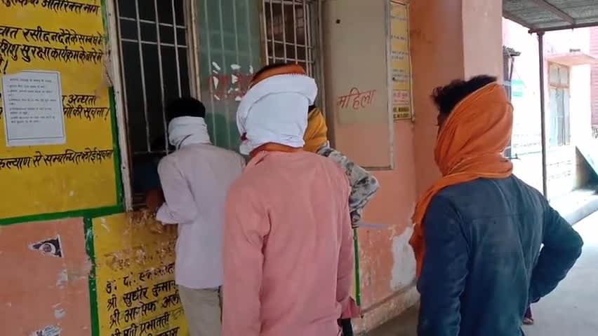 बबेरू: बबेरु के सीएचसी में डॉक्टरों द्वारा की जा रही हैं प्रवासी मजदूरों की थर्मल स्क्रीनिंग #प्रवासी_मजदूर #कोरोना