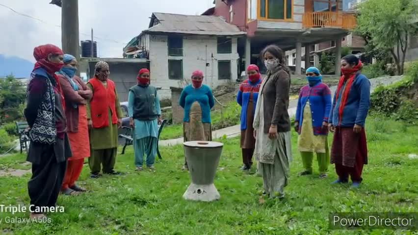 मनाली: ग्राम पंचायत मनाली की प्रधान मोनिका भारती ने महिलाओं को बताई सैनेटरी पैड के निष्पादन की प्रक्रिया #ग्राम_प्रधान