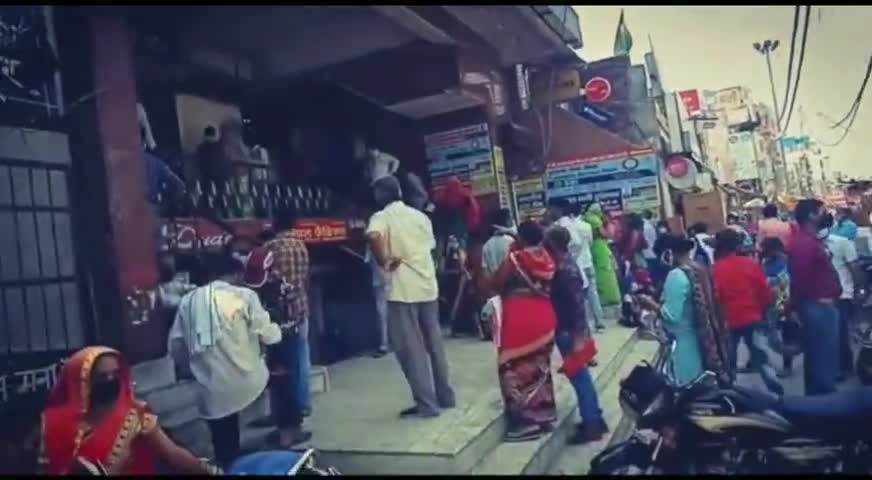 पंजाबी बाग: नागलोई के स्टेट बैंक ऑफ इंडिया के बाहर लगी लोगों की भीड़, नहीं हो रहा सोशल डिस्टेंसिंग का पालन #अनलॉक1
