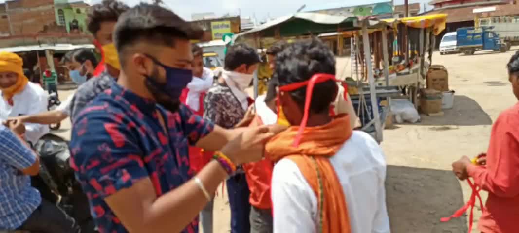 बरघाट: बस स्टैंड में युवाओं ने किया मास्क एवं सैनिटाइजर का वितरण #कोरोना_वायरस #अनलॉक1