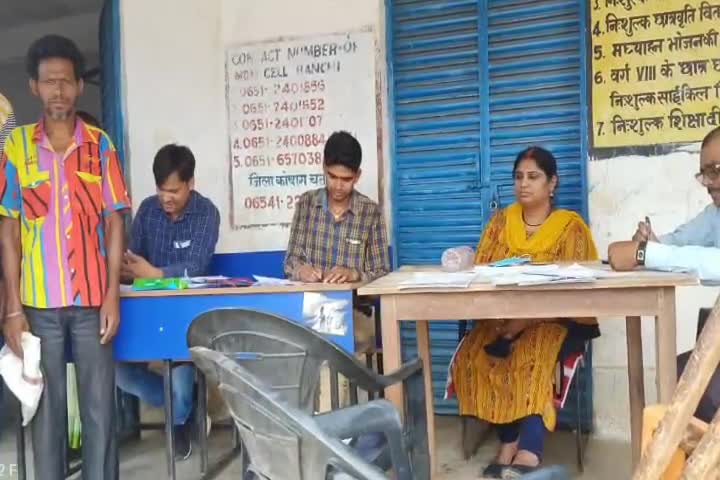 पत्थलगड्डा: बीडीओ ने मेराल में कैंप लगाकर पीएम आवास योजना के तहत लाभुकों का किया चयन #बीडीओ #पीएम_आवास_योजना