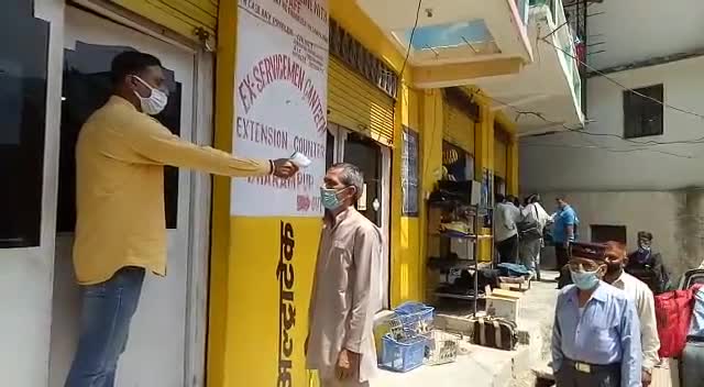 धर्मपुर: कैंटीन में आने वाले लोगों की कर्मी कर रहे थर्मल स्कैनिंग #थर्मल_स्कैनिंग
