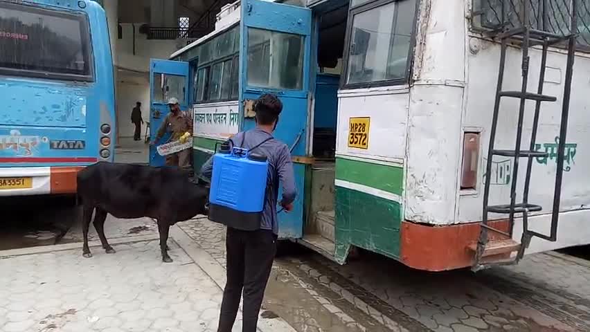 धर्मपुर: रूट से वापिस आते ही गाड़ियों को किया जाता है सैनिटाइज, कार्य में जुटा निगम का कर्मचारी #सैनिटाइज