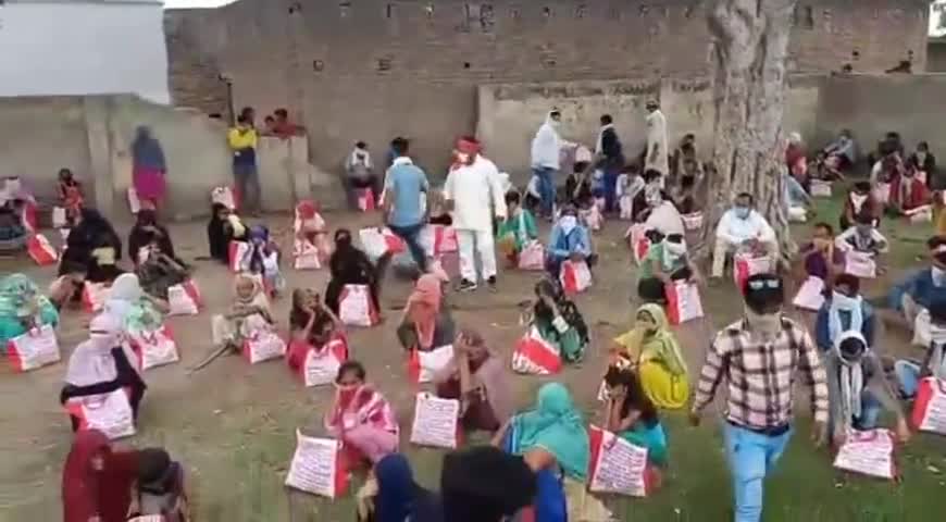 छिबरामऊ: कोरोना संकट के समय से लगातार तालग्राम नगर में दिनेश यादव लोगों को वितरित कर रहे राहत सामग्री #राहत_सामग्री