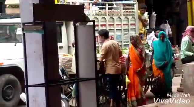 बसेड़ी: सरमथुरा में सड़कें संकरी होने व दुकानों के बाहर खड़ी बाइकों से लगता है जाम #अव्यवस्था