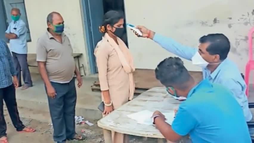 बगहा: बगहा पुलिस लाइन परिसर में 73 अधिकारियों व जवानों की हुई थर्मल स्क्रीनिंग #थर्मल_स्क्रीनिंग #कोरोना_वायरस