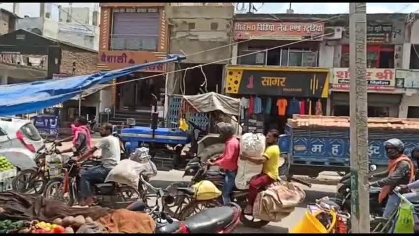 महुआ: गांधी चौक पर हो रहे अनियंत्रित परिचालन से लगा जाम, लोगों को हो रही है भारी परेशानी #सड़क_जाम